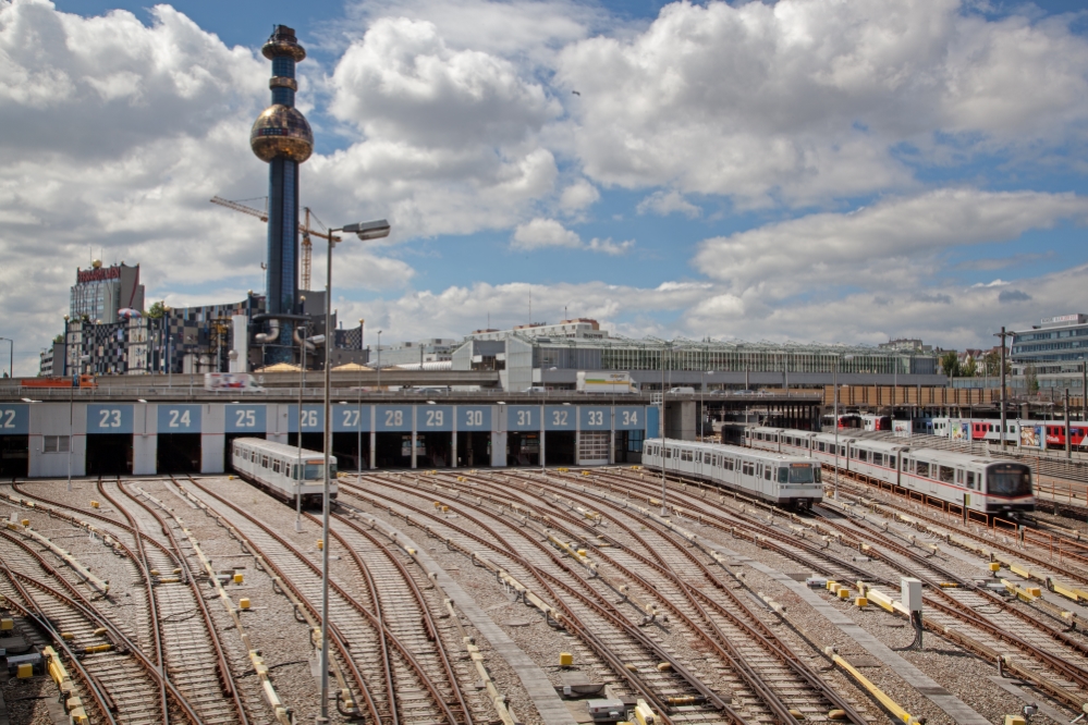 U-Bahnhof Wasserleitungswiese mit Silberpfeil und Zug der Linie U4, Juni 14