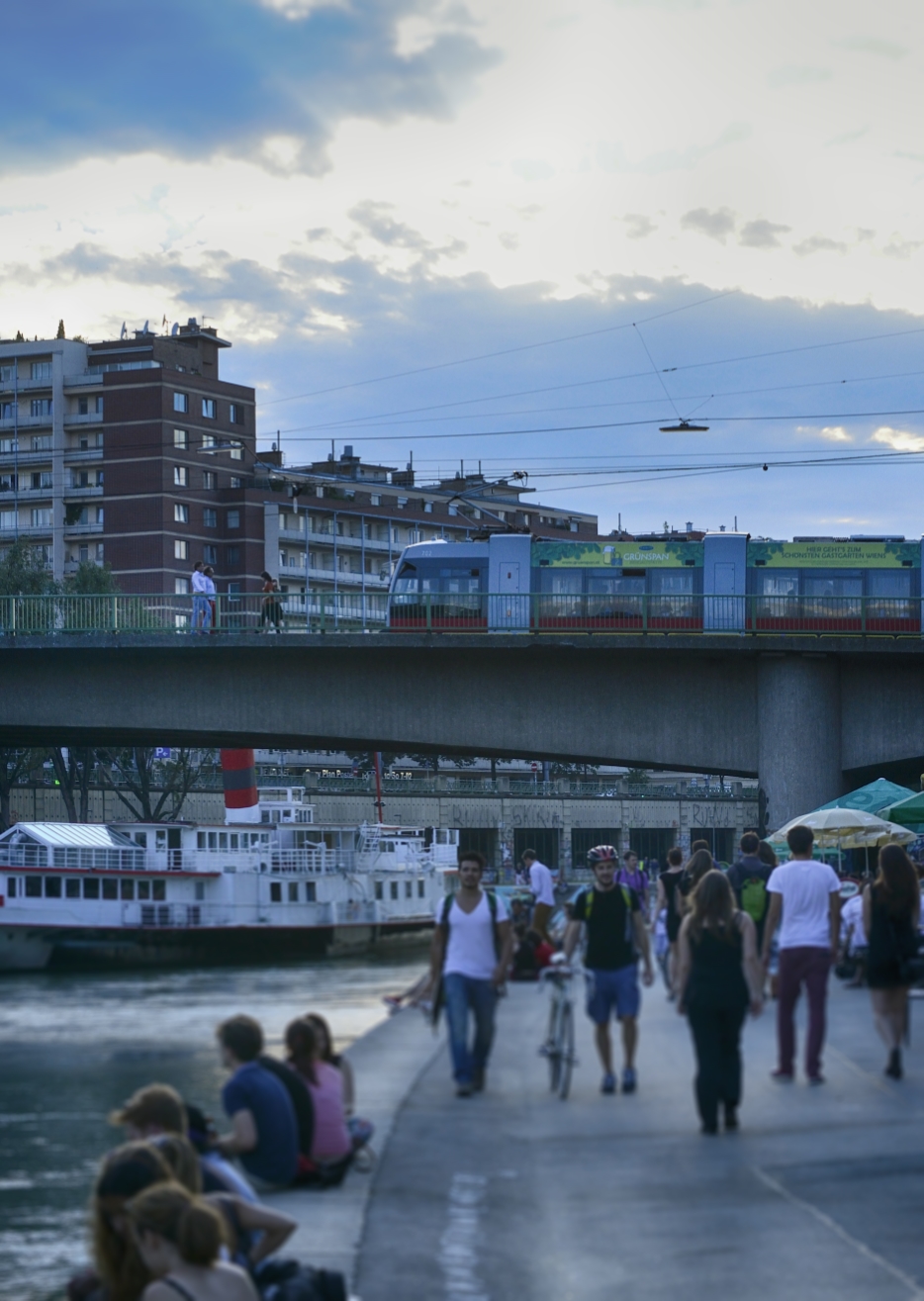 Straßenbahn der Linie 2 auf der Marienbrücke über den Donaukanal.