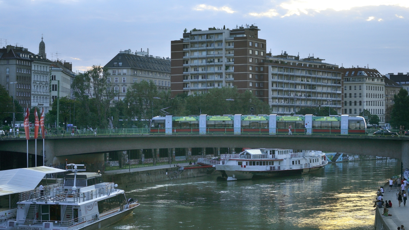 Straßenbahn der Linie 2 auf der Marienbrücke über den Donaukanal.