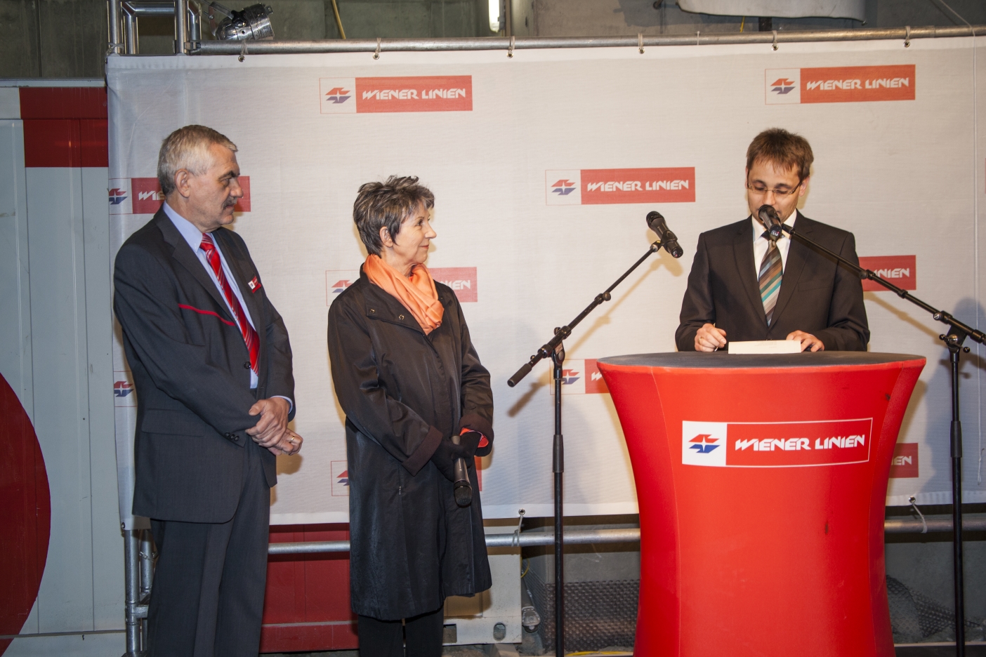 Tunnelanschlag in dem rund 30 Meter unter der A23 verlaufenden Tunnel bei der künftigen U1-Station Altes Landgut.

Tunnelpatin der künftigen Station Altes Landgut ist Nationalratspräsidentin Barbara Prammer.