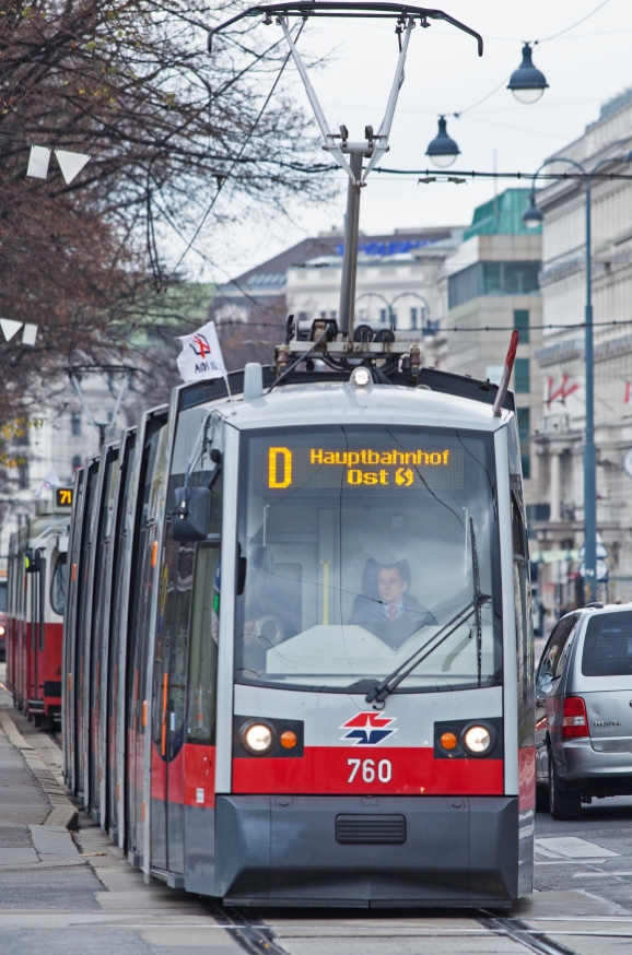 Linie D mit Type B  am UniRing mit AidsHilfe Fahnen besteckt, November 2014