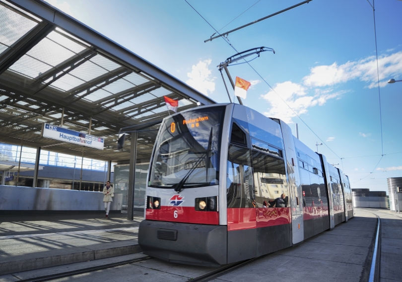 Straßenbahn der Linie O beim Hauptbahnhof Wien.