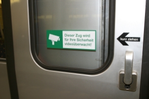 Hinweis auf videoüberwachten U-Bahn-Zug