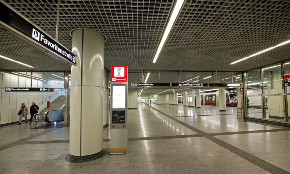 Linie 18 mit Ulf Type B in der Station Südtirolerplatz_Hauptbahnhof, Oktober 2014