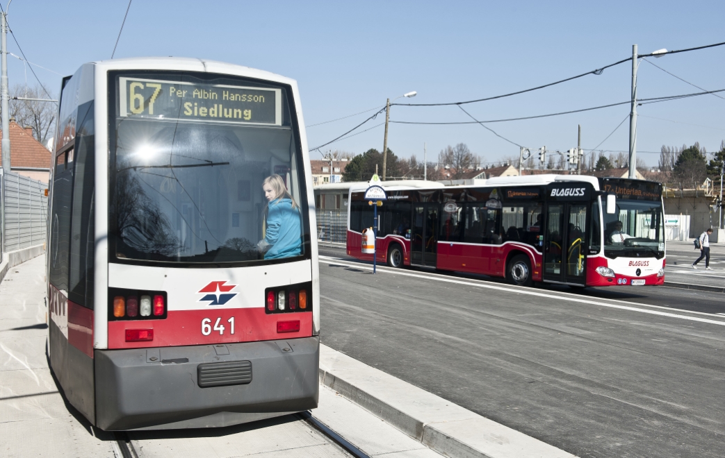 Straßenbahn der Linie 67 und Autobus der Linie 17A bei der Umkehrschleife in der Haltestelle Alaudagasse.