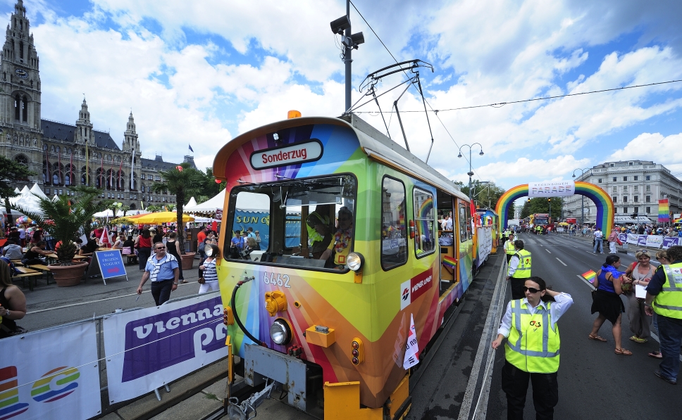 Zwei Sonderzüge der Wiener Linien führen wie jedes Jahr auch die diesjährige Regenbogenparade über die Wiener Ringstraße an.