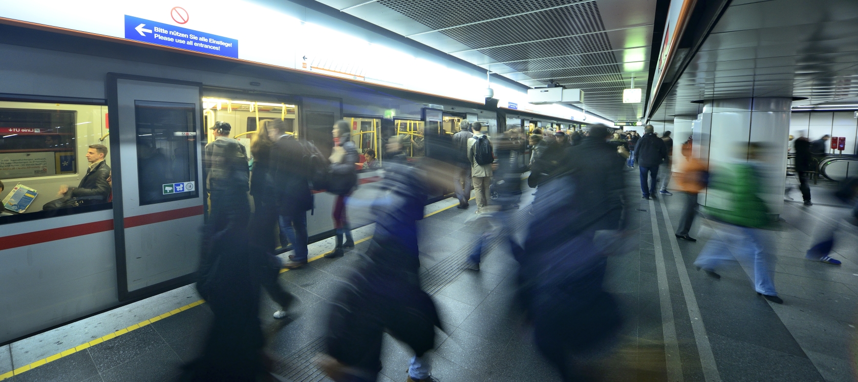 Viele Tausend Fahrgäste nutzen täglich die Wiener Linien, in diesem Bild die U-Bahn der Station Stephansplatz.