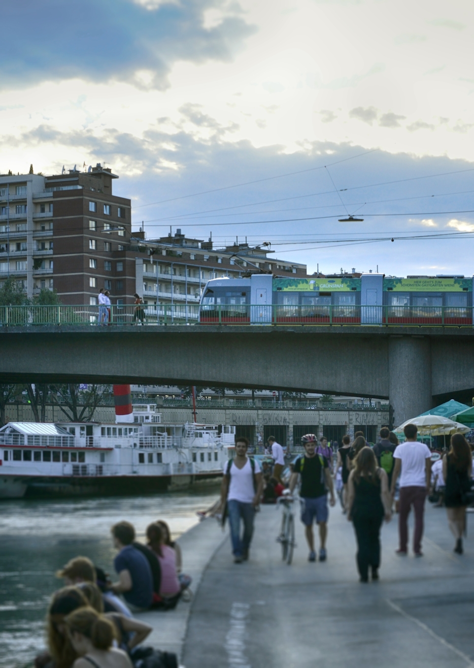 Straßenbahn der Linie 2 auf der Marienbrücke über den Donaukanal.