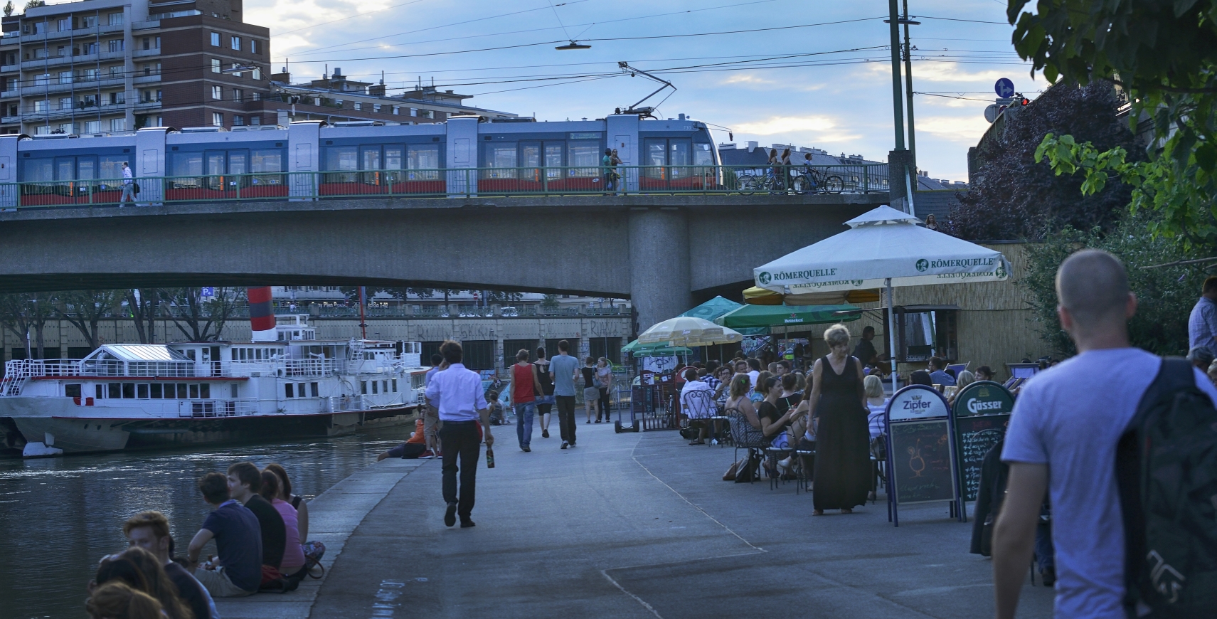 Straßenbahn der Linie 2 auf der Marienbrücke über den Donaukanal.