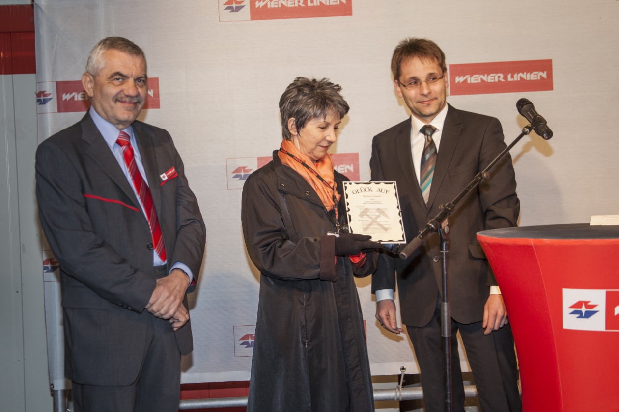 Tunnelanschlag in dem rund 30 Meter unter der A23 verlaufenden Tunnel bei der künftigen U1-Station Altes Landgut.

Tunnelpatin der künftigen Station Altes Landgut ist Nationalratspräsidentin Barbara Prammer.