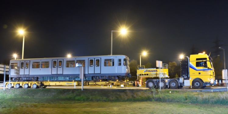 Nächtlicher Transfer eines U-Bahnzuges von der Hauptwerkstätte in Wien Simmering in die Remise, das neue Verkehrsmuseum der Wiener Linien in Erdberg.