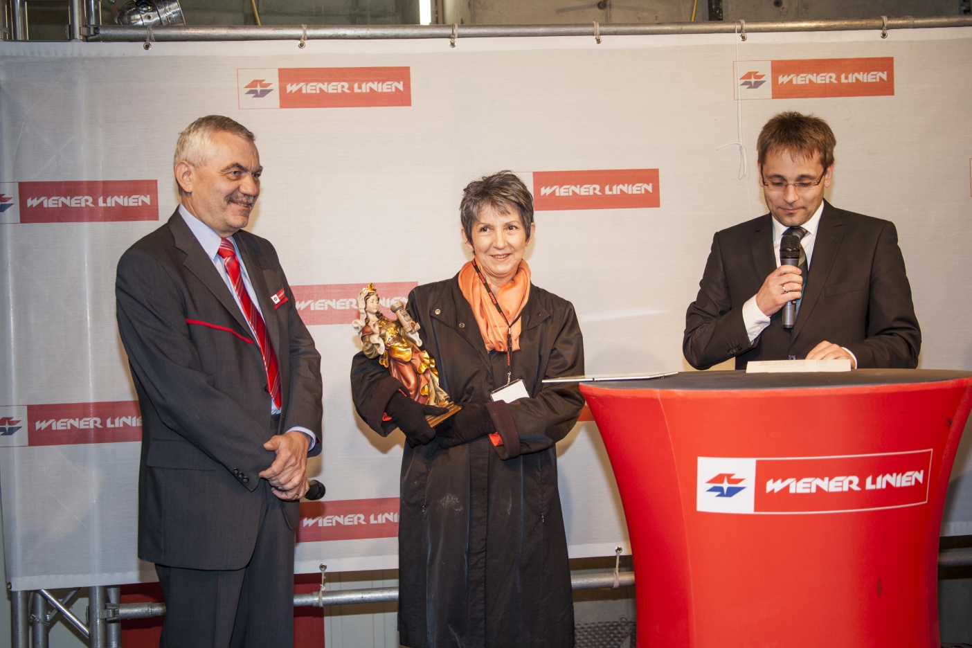 Tunnelanschlag in dem rund 30 Meter unter der A23 verlaufenden Tunnel bei der künftigen U1-Station Altes Landgut.

Tunnelpatin der künftigen Station Altes Landgut ist Nationalratspräsidentin Barbara Prammer.