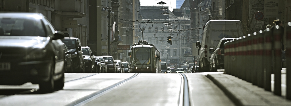 Straßenbahn der Linie 5 in der Kaiserstraße.