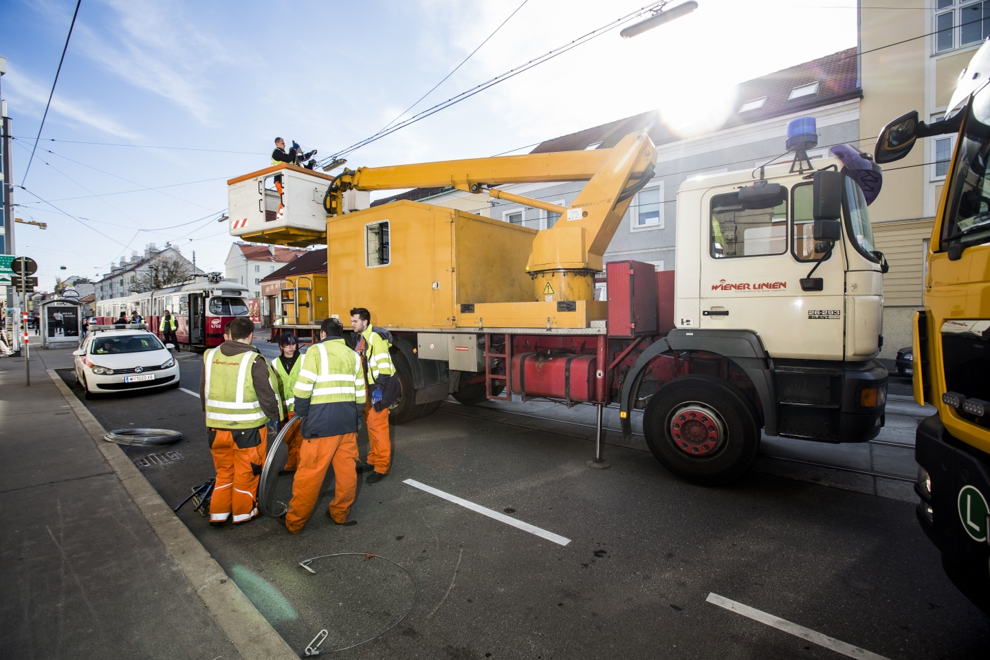 Reparatur einer beschädigten Straßenbahn-Oberleitung.