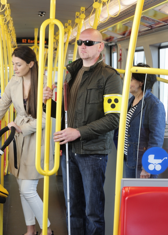 Das taktile Leitsystem erleichtert sehbehinderten Menschen die Benützung der öffentlichen Verkehrsmittel.