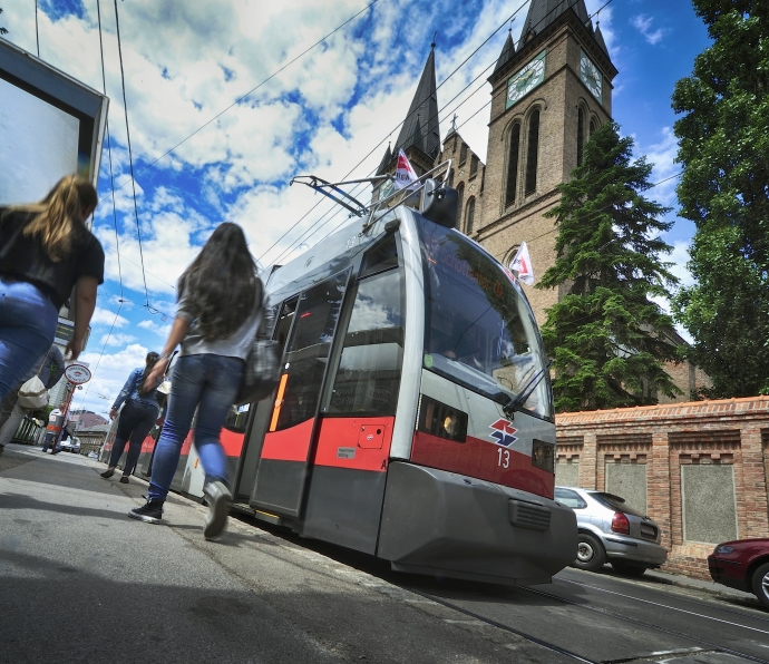 Straßenbahn der Linie 9.