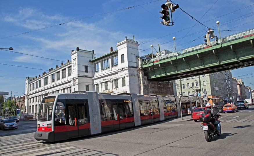 Linie 43 mit Ulf Type B1 bei der U6 Station Alserstraße, Gürtel  Mai 14