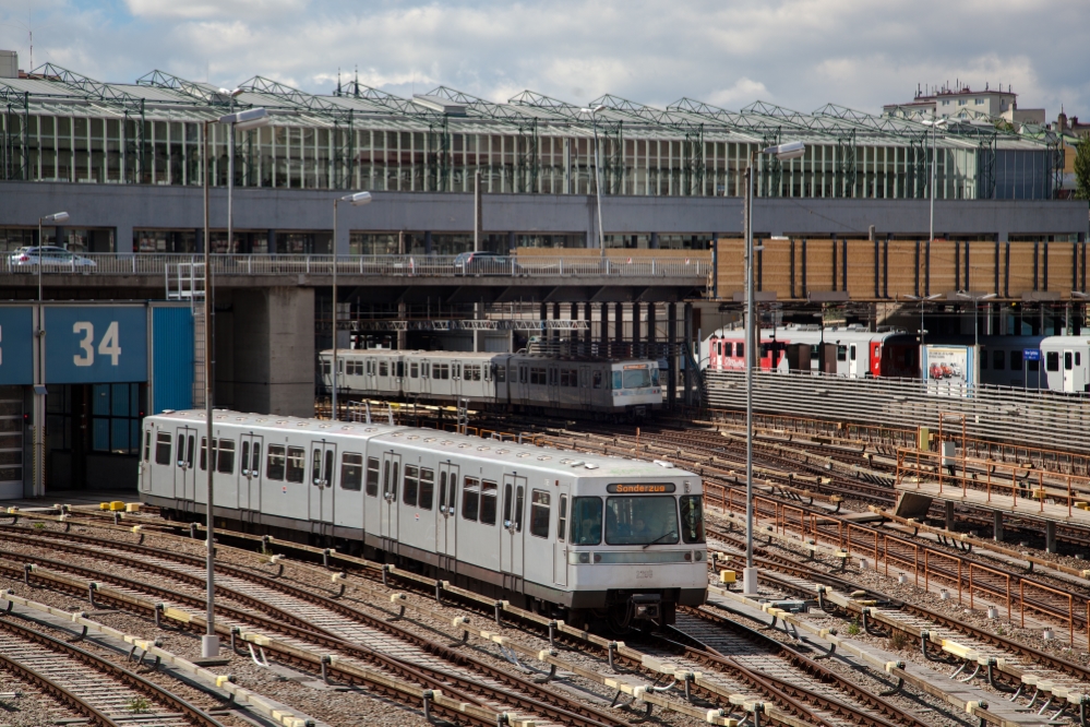 U-Bahnhof Wasserleitungswiese mir Silberpfeil und U4 im Hintergrund, Juni 14