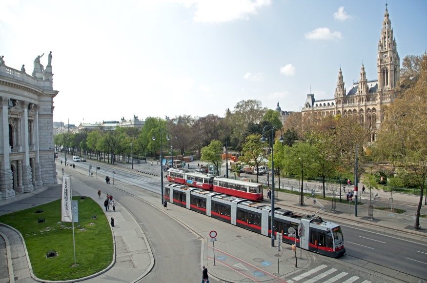 Linie D mit Type B1 am UniRing beim Burgtheater, April 14