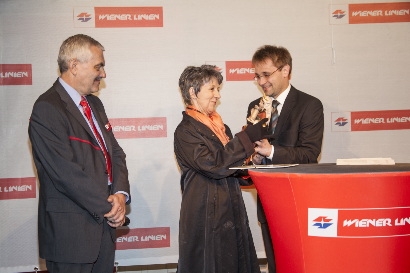 Tunnelanschlag in dem rund 30 Meter unter der A23 verlaufenden Tunnel bei der künftigen U1-Station Altes Landgut.

Tunnelpatin der künftigen Station Altes Landgut ist Nationalratspräsidentin Barbara Prammer.