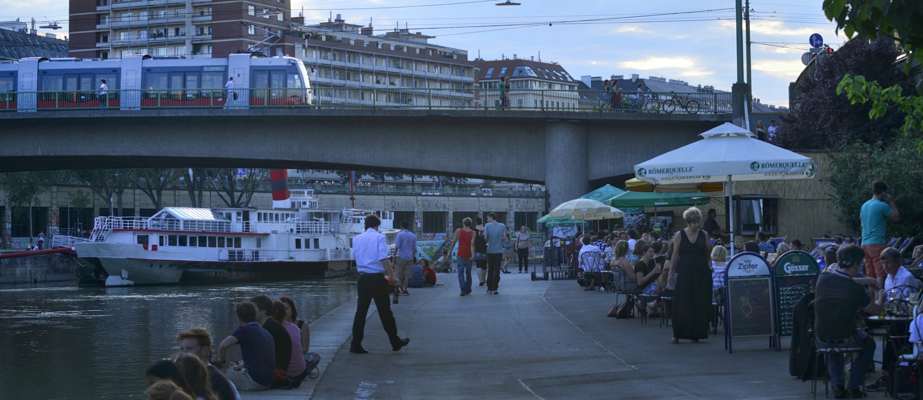 Straßenbahn der Linie 2 auf der Marienbrücke über den Donaukanal.