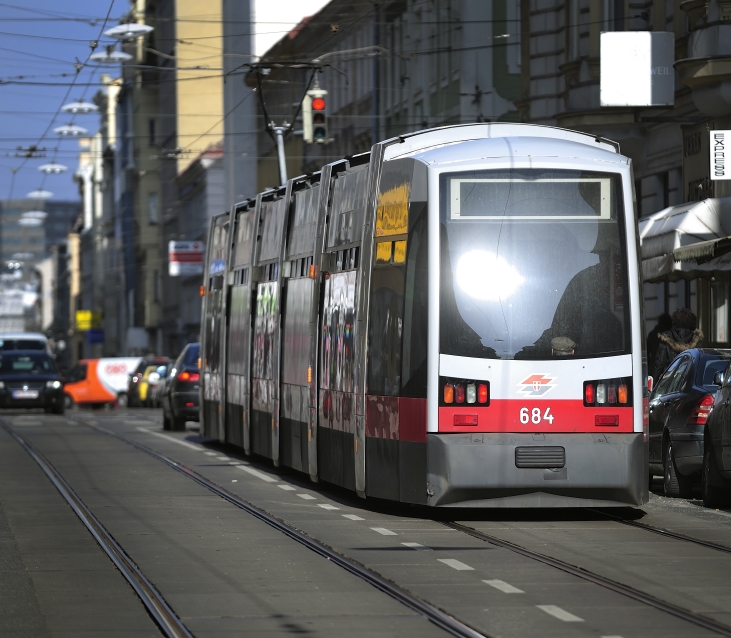 Straßenbahn der Linie 5 in der Kaiserstraße.