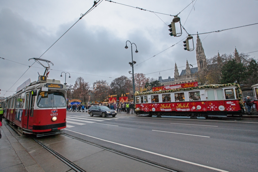 Linie 1 bei der Station Rathaus/Burgtheater am Uni Ring und Ströck-Bim