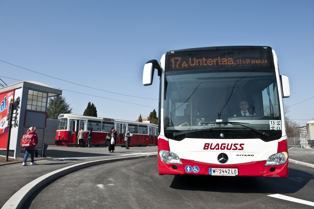 Straßenbahn der Linie 67 und Autobus der Linie 17A bei der Umkehrschleife in der Haltestelle Alaudgasse.