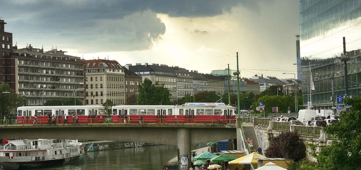 Straßenbahn der Linie 2 auf der Marienbrücke über den Donaukanal.