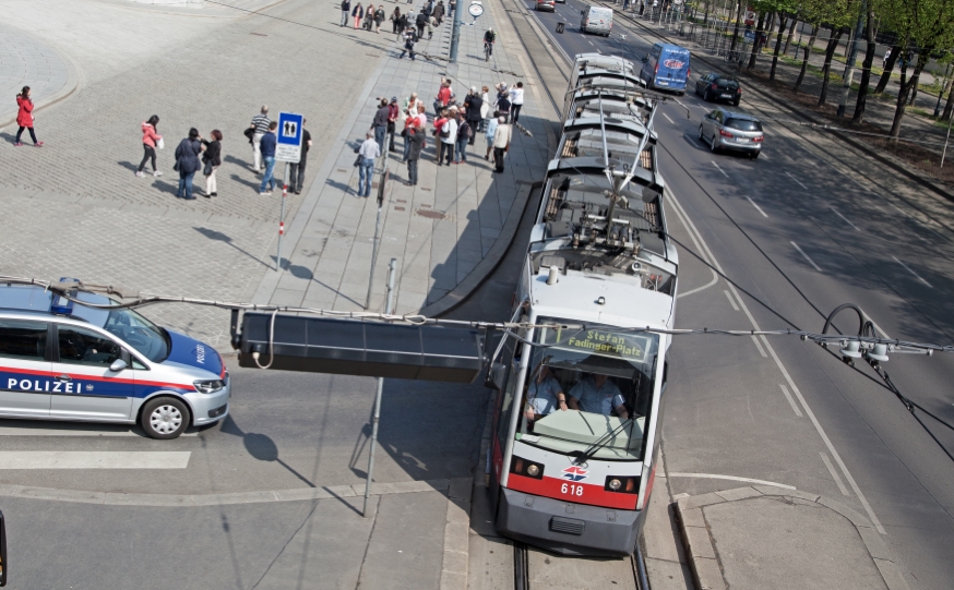 Linie 1 mit Type B  am RennerRing beim Parlament, April 14