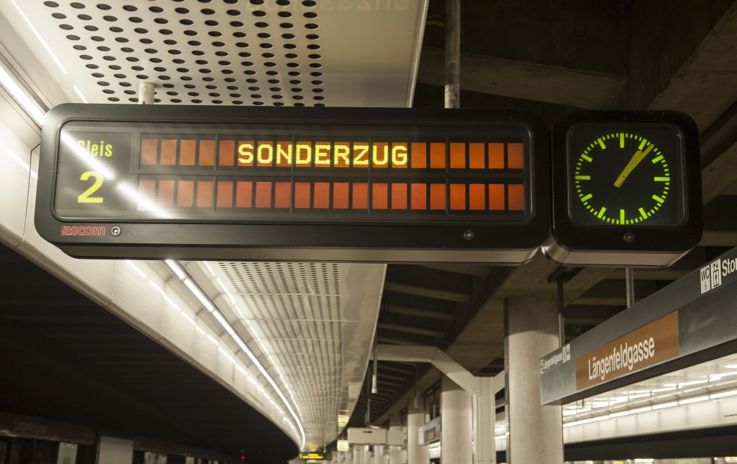Überkopfanzeige zur Fahrgastinformation in einer U-Bahnstation. Zeigt die Einfahrt eines Sonderzuges in die Station an.