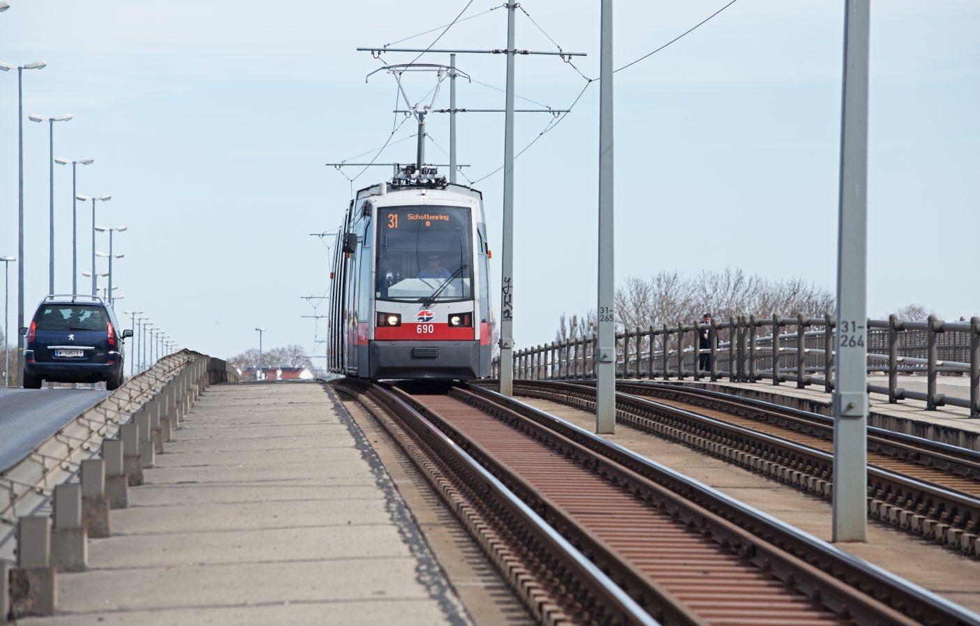 Linie 31 mit Type B (ulf) auf der Floridsdorferbrücke, März 14