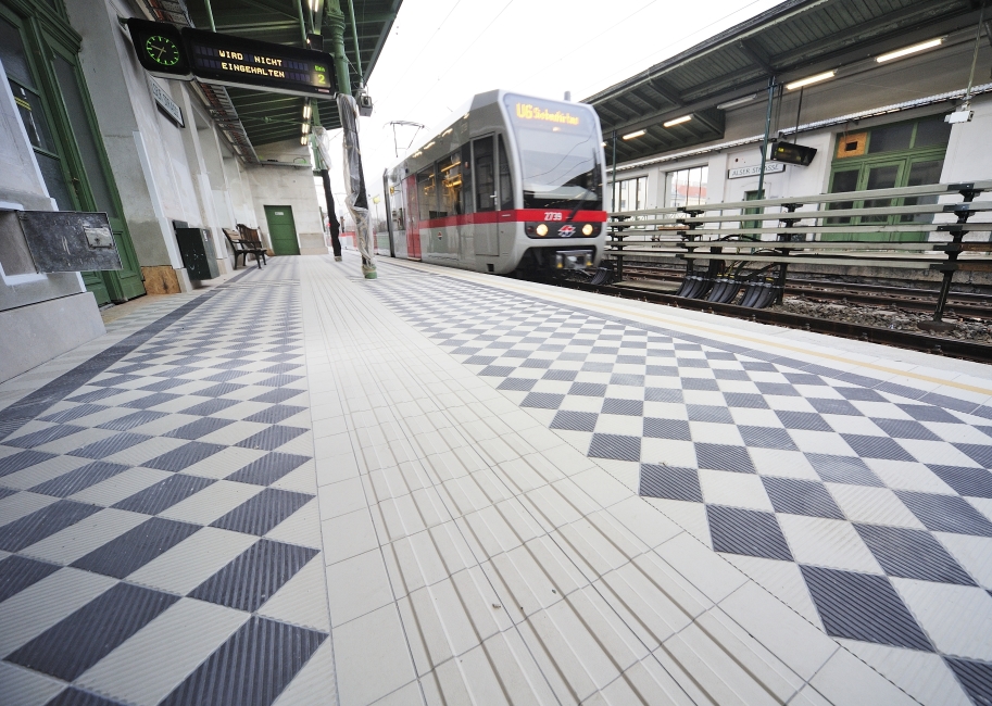 Abschließende Arbeiten vor Wiederinbetriebnahme des Bahnsteiges Richtung Siebenhirten.