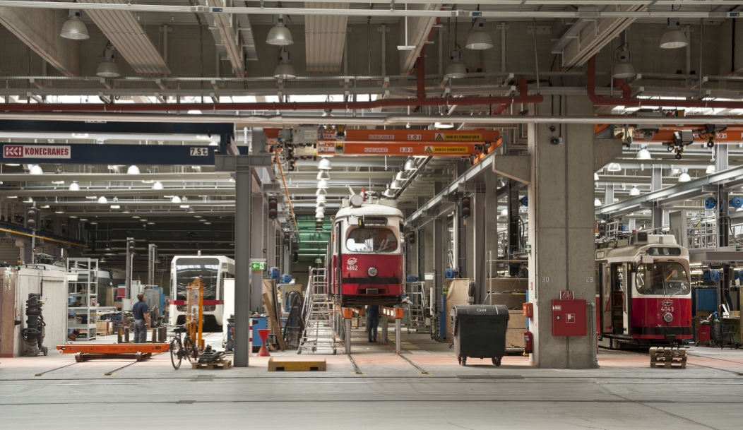 Hauptwerkstätte der Wiener Linien in Simmering. Starßenbahngarnituren in Werkshalle.