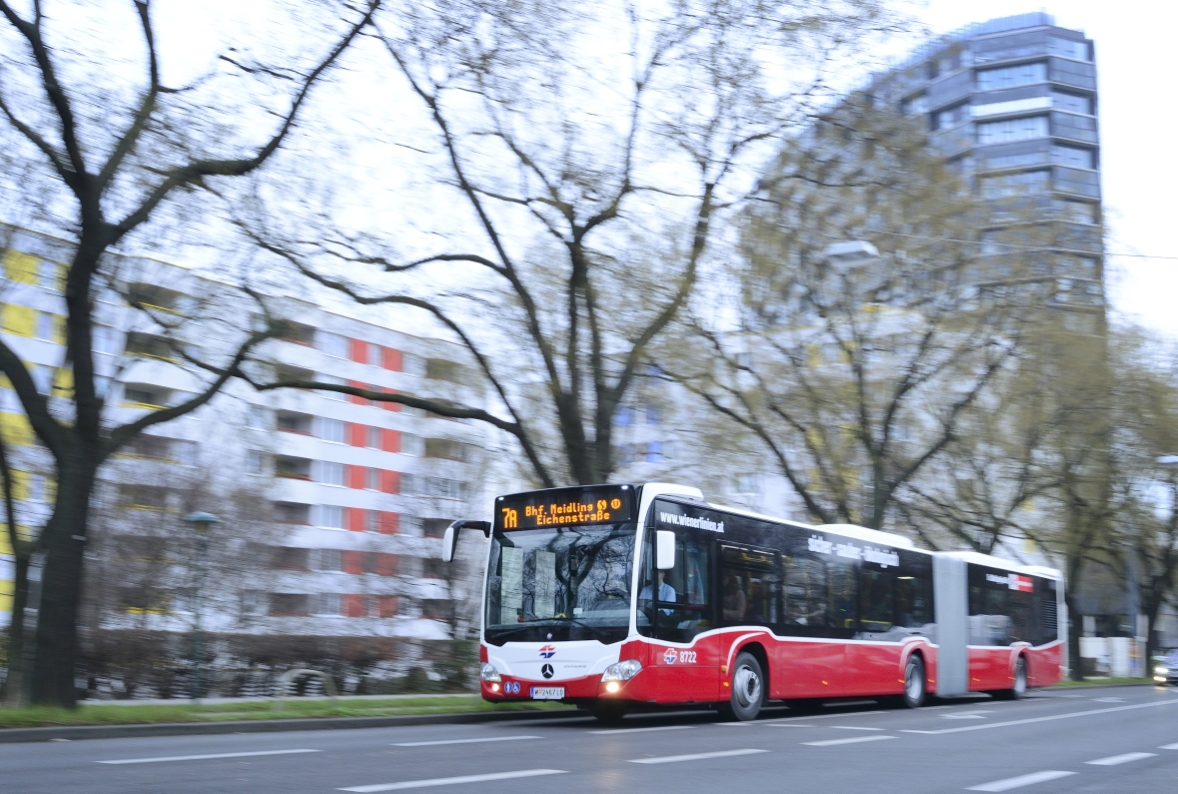 Ab 7. Jänner 2014 sind die neuen umweltfreundlichen CITARO Gelenksbusse des Herstellers Mercedes-Benz im Einsatz, im Bild auf der Linie 7A.