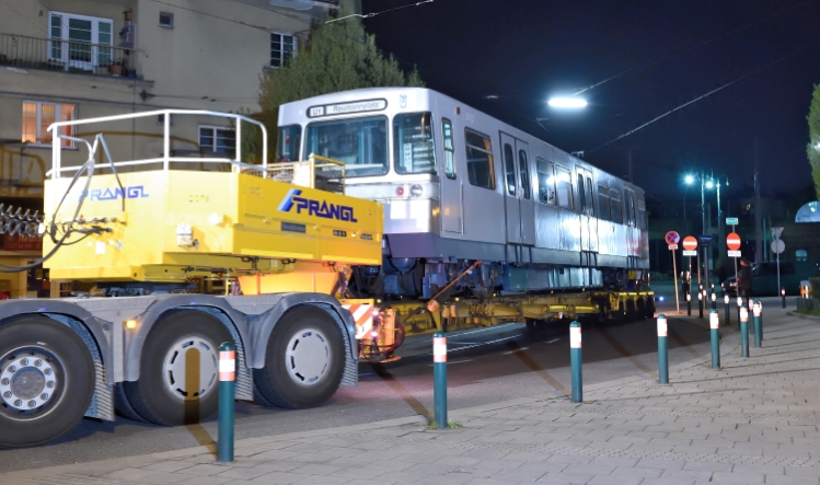 Nächtlicher Transfer eines U-Bahnzuges von der Hauptwerkstätte in Wien Simmering in die Remise, das neue Verkehrsmuseum der Wiener Linien in Erdberg.