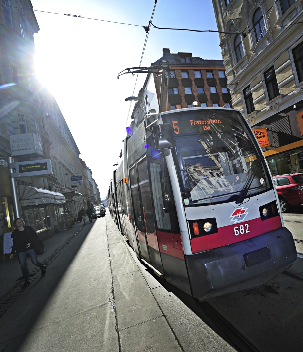 Straßenbahn der Linie 5 in der Kaiserstraße.