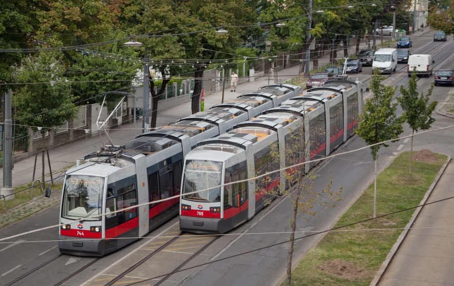 Linie 43 mit Ulf Type B1  Begegnung zweier Züge in Dornbach, Juli 14