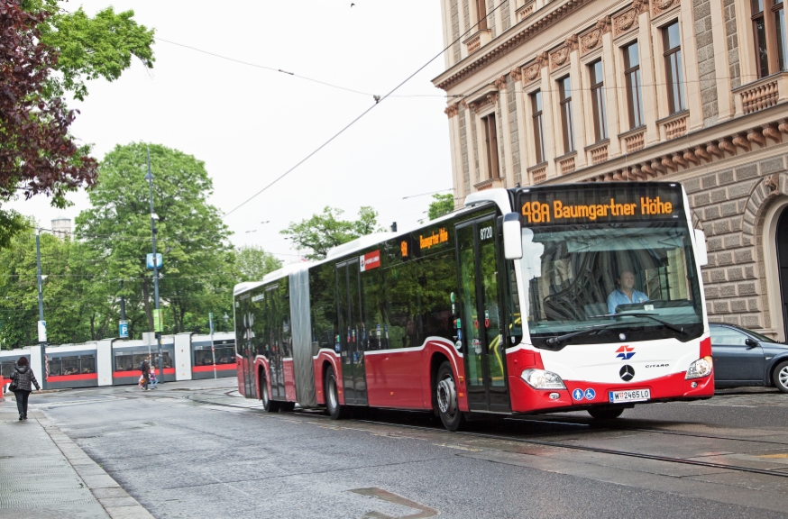 Die Bus Linie 48a fährt jetzt mit neuen Mercedes Fahrzeugen, April 2014