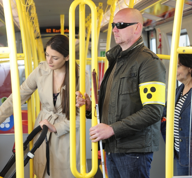 Das taktile Leitsystem erleichtert sehbehinderten Menschen die Benützung der öffentlichen Verkehrsmittel.