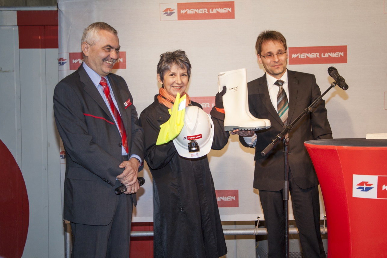 Tunnelanschlag in dem rund 30 Meter unter der A23 verlaufenden Tunnel bei der künftigen U1-Station Altes Landgut.

Tunnelpatin der künftigen Station Altes Landgut ist Nationalratspräsidentin Barbara Prammer.