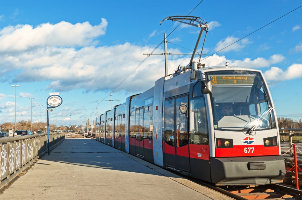 Linie 31 mit Type B (Ulf) auf der Floridsdorfer Brücke, Jänner 2014