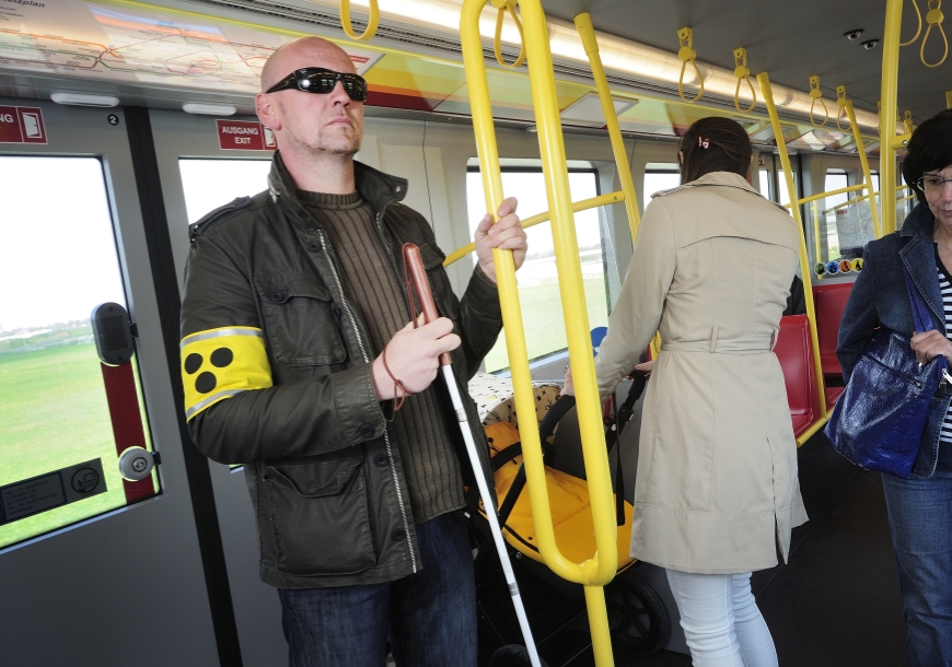 Das taktile Leitsystem erleichtert sehbehinderten Menschen die Benützung der öffentlichen Verkehrsmittel.