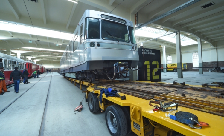 Der von der Hauptwerkstätte in Wien Simmering transportierte U-Bahnzug erreicht in der Remise, dem neuen Verkehrsmuseum der Wiener Linien in Erdberg sein Ziel.