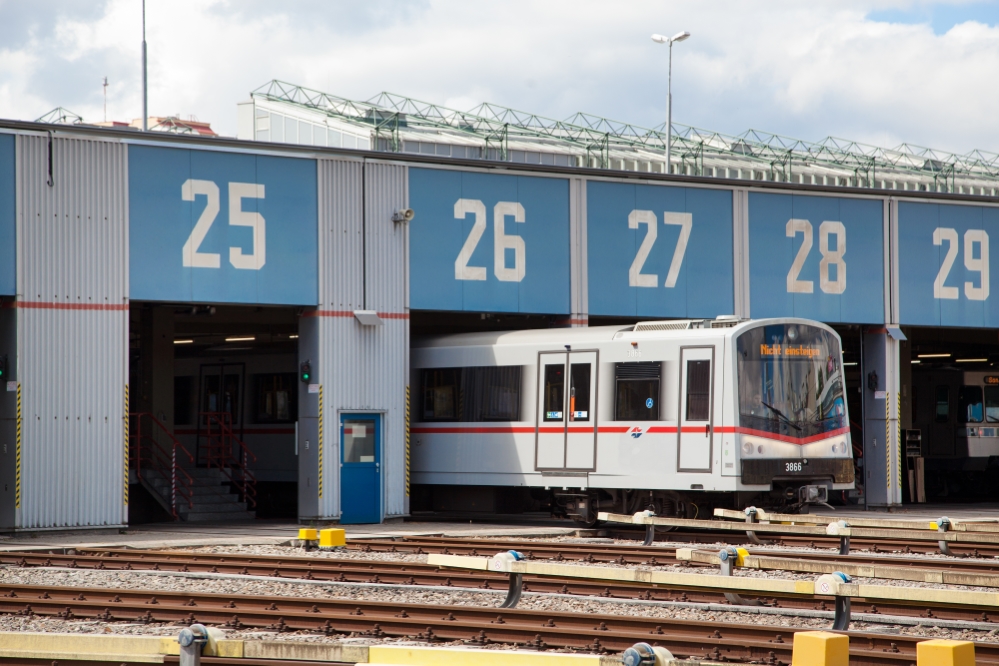 U-Bahnhof   Wasserleitungswiese mit V-Zug beim Verschub Juni 14