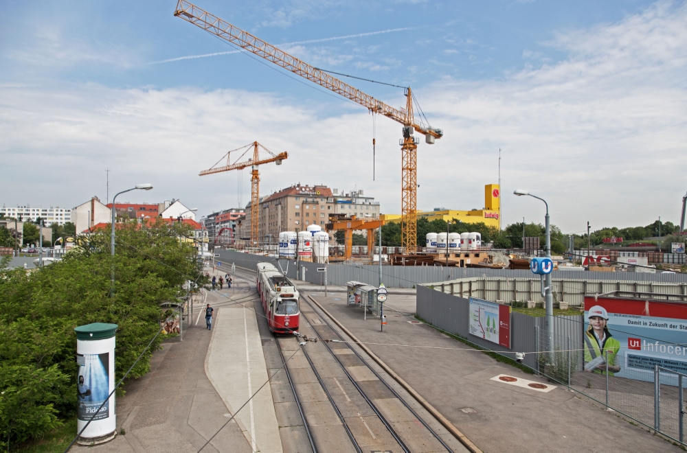 Linie 67 mit  der Type E2-c5  am Verteilerkreis Favoriten bei der U1-Baustelle.