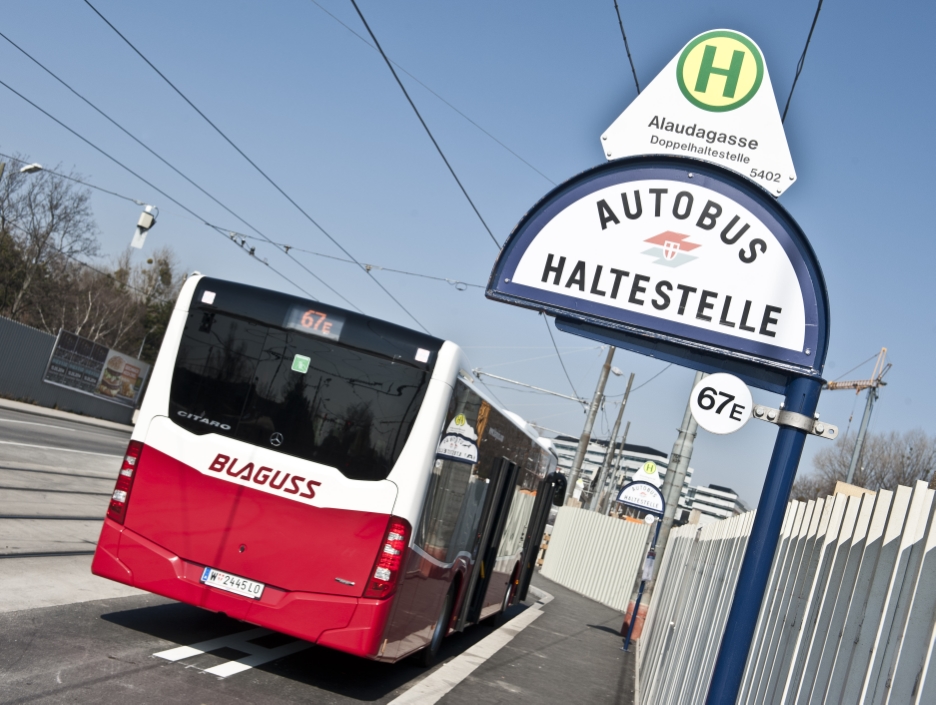 Ersatzverkehr der Linie 67E für das Teilstück Alaudagasse bis Therme Wien als Ersatz für die Straßenbahnlinie 67, die wegen des Ausbaus der U1 nach Oberlaa nur noch bis Alaudagasse fährt.