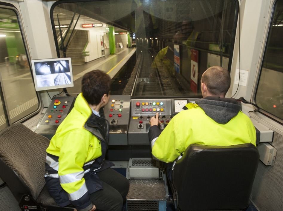 Mit einem speziellen Saugfahrzeug wird nach Betriebsschluss regelmäßig Mist und Unrat aus dem Gleisbereich von U-Bahn-Stationen und Strecken entfernt.