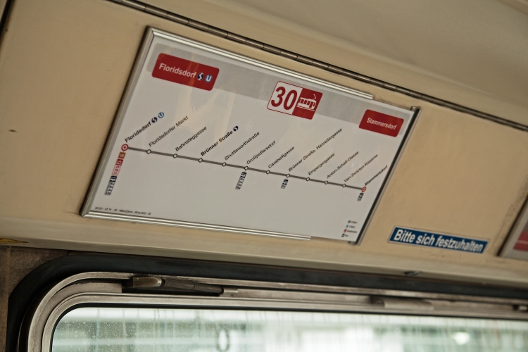 Neue Routenpläne in den Zügen der Type E2 auf der Linie 30