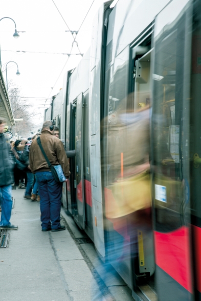 Fahrgastwechsel in einer Straßenbahnhaltestelle.